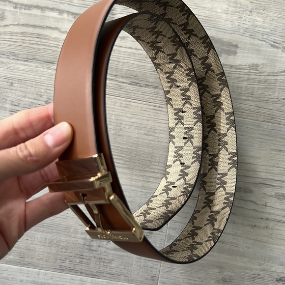 Michael Kors reversible belt!🤎🌻 - Picture 3 of 8